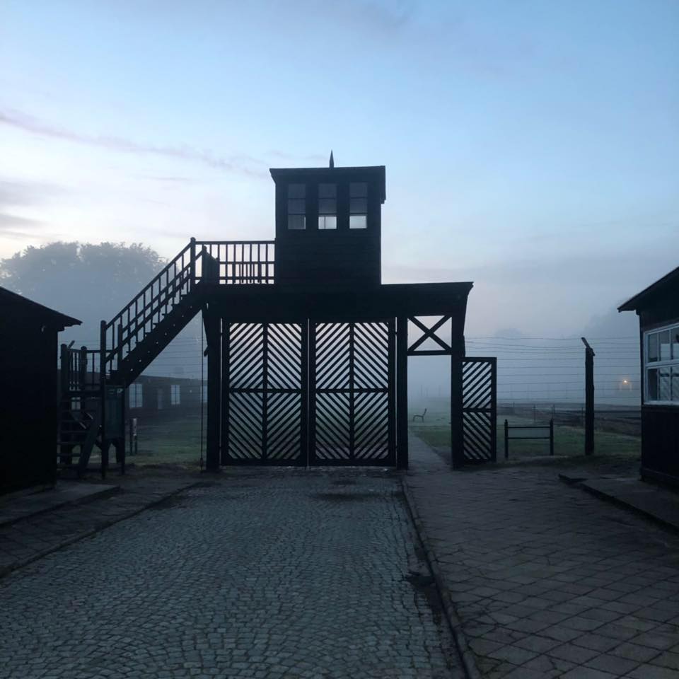 Na zdjęciu w środku wizerunek "Bramy Śmierci", która stanowiła wejście na teren obozu koncentracyjnego Stutthof.