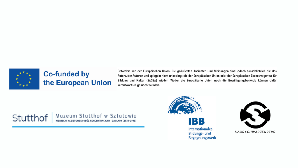 Zdjęcie przedstawia różne logo i teksty związane z projektem współfinansowanym przez Unię Europejską. Widoczne są logo Unii Europejskiej, Muzeum Stutthof w Sztutowie, IBB oraz Haus Schwarzenberg. Na górze po lewej stronie znajduje się emblemat Unii Europejskiej, a obok niego tekst stwierdzający, że projekt jest współfinansowany przez Unię Europejską. 