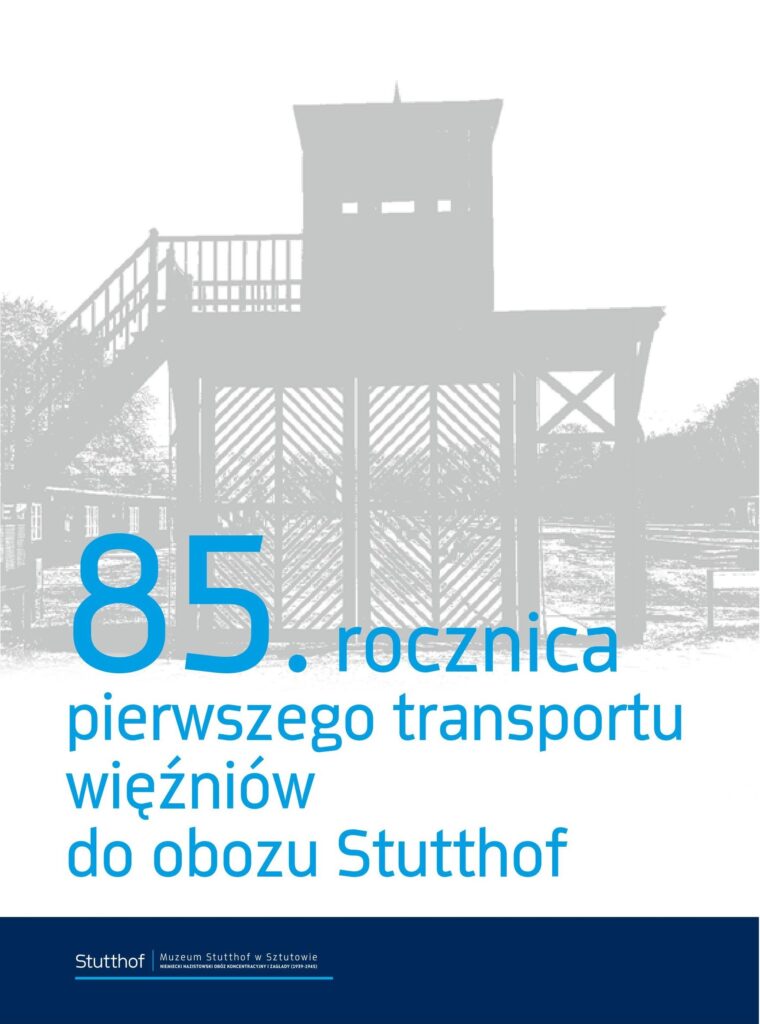 Grafika na szarym tle widoczna brama śmierci na terenie obozu koncentracyjnego Stutthof. Napis 85. rocznica pierwszego transportu więźniów do obozu Stutthof. 