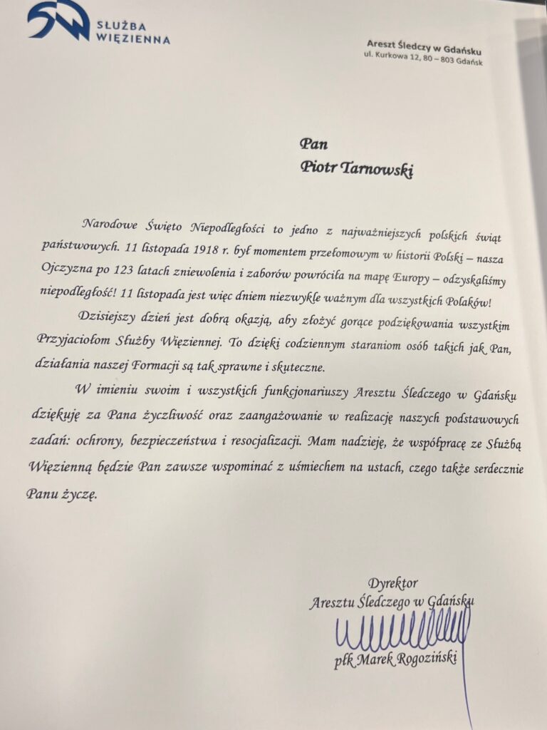 Zdjęcie przedstawia oficjalne pismo z podziękowaniami od Aresztu Śledczego w Gdańsku, adresowane do Piotra Tarnowskiego, dyrektora Muzeum Stutthof w Sztutowie. Na papierze widnieje logo Służby Więziennej oraz podpis dyrektora Aresztu Śledczego w Gdańsku, płk. Marka Rogozińskiego.