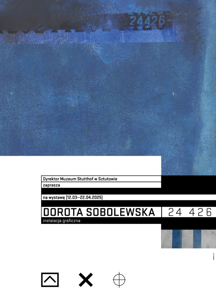 Plakat wystawy Doroty Sobolewskiej zatytułowanej „24 426”, prezentujący abstrakcyjne tło w odcieniach granatu i błękitu z nawarstwioną teksturą farby i fragmentami graficznymi. W górnej części powtórzony jest numer „24 426”. Na dole znajduje się biały obszar z czarnym tekstem informacyjnym. Treść plakatu obejmuje zaproszenie od Dyrektora Muzeum Stutthof w Sztutowie na wystawę trwającą od 12 marca do 22 kwietnia 2025 r.. Tytuł „DOROTA SOBOLEWSKA 24 426” jest podkreślony mocnym, wyrazistym krojem pisma, a pod nim znajduje się opis „instalacja graficzna”. W dolnej części plakatu umieszczono minimalistyczne symbole graficzne.