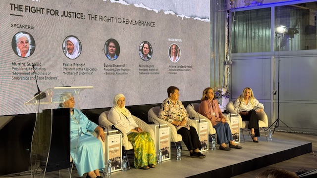 Panel dyskusyjny z udziałem pięciu kobiet siedzących na scenie. W tle ekran z tytułem panelu „The Fight for Justice: The Right to Remembrance” oraz nazwiskami prelegentek – m.in. działaczek z organizacji matek ofiar Srebrenicy. Scena oświetlona światłem konferencyjnym, kobiety ubrane w jasne i kolorowe stroje.