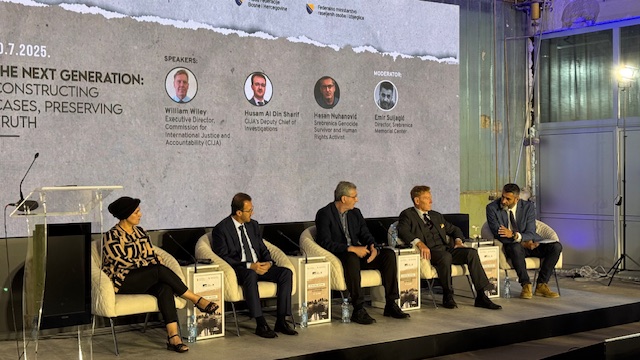 Panel dyskusyjny z udziałem czterech mężczyzn i jednej kobiety. W tle ekran z tytułem „The Next Generation: Constructing Cases, Preserving Truth” oraz nazwiskami prelegentów – specjalistów od prawa, sprawiedliwości i archiwistyki. Uczestnicy siedzą na krzesłach, rozmawiają, w tle scena i światła konferencyjne.