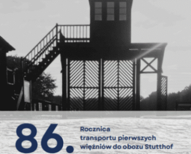 Czarno-biała fotografia Bramy Śmierci na terenie byłego obozu koncentracyjnego Stutthof. Na dole widoczny napis: 86. Rocznica transportu pierwszych więźniów do obozu Stutthof.