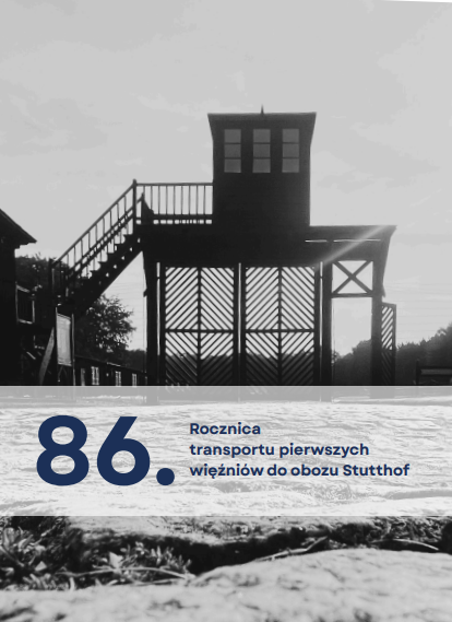 „Czarno-biała fotografia Bramy Śmierci na terenie byłego obozu koncentracyjnego Stutthof. Na dole widoczny napis: 86. Rocznica transportu pierwszych więźniów do obozu Stutthof.