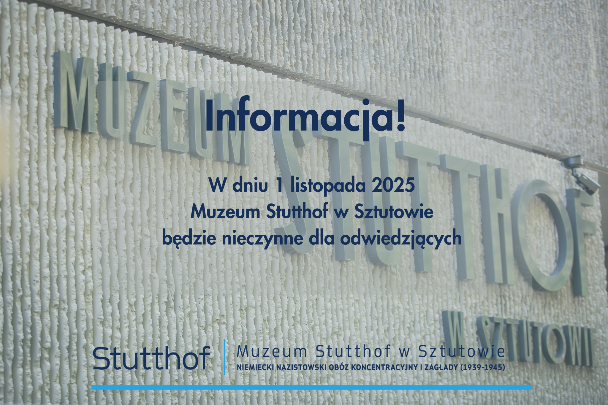 Grafika z nagłówkiem „Informacja!”. Treść: „W dniu 1 listopada 2025 Muzeum Stutthof w Sztutowie będzie nieczynne dla odwiedzających”. W tle fakturowana ściana z metalowymi literami „Muzeum Stutthof”; u dołu logo muzeum.