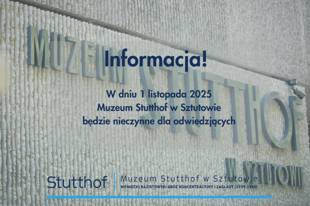 Grafika z nagłówkiem „Informacja!”. Treść: „W dniu 1 listopada 2025 Muzeum Stutthof w Sztutowie będzie nieczynne dla odwiedzających”. W tle fakturowana ściana z metalowymi literami „Muzeum Stutthof”; u dołu logo muzeum.
