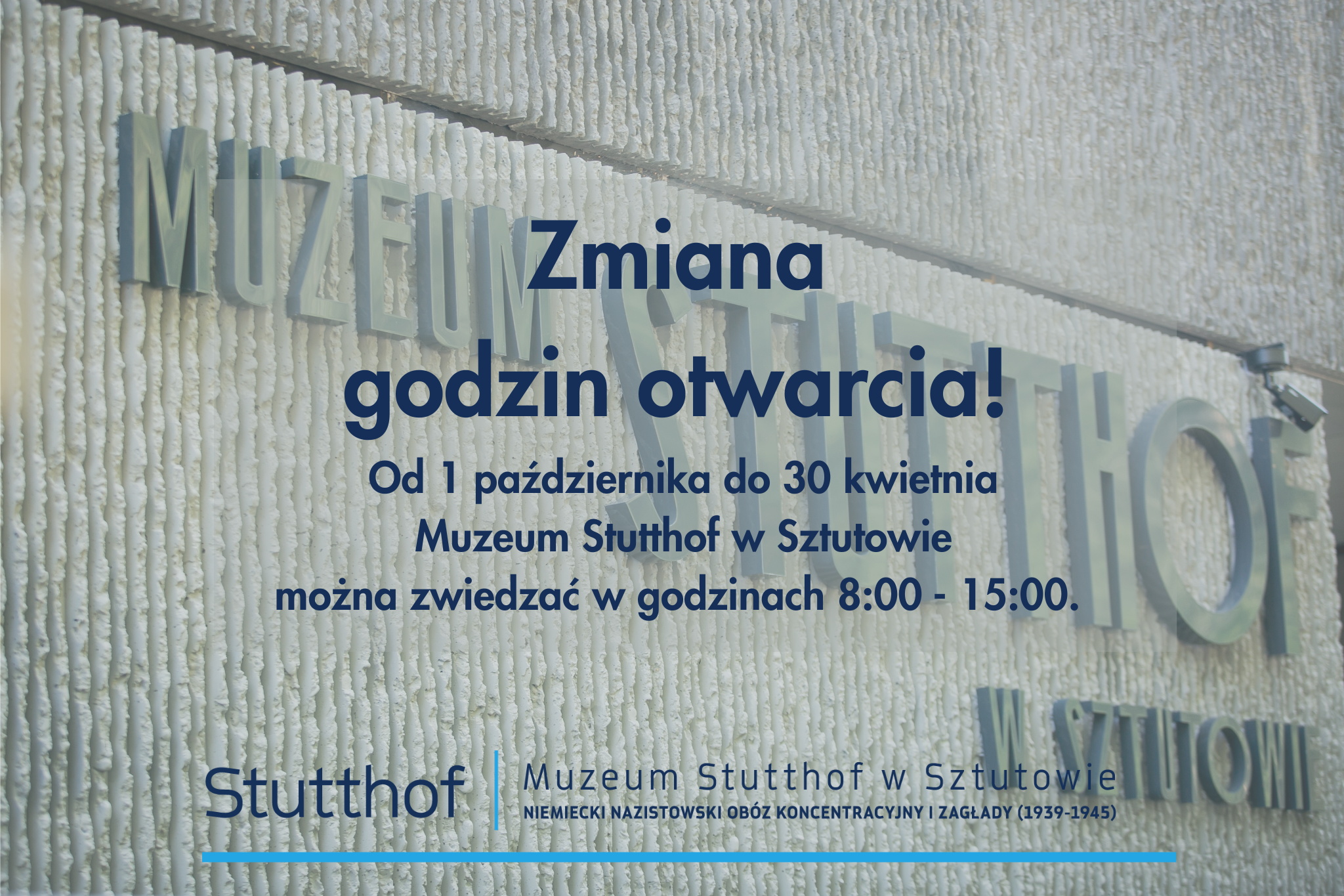 Grafika informacyjna Muzeum Stutthof w Sztutowie. Na tle fragmentu betonowej elewacji z napisem „MUZEUM STUTTHOF” widnieje komunikat: „Zmiana godzin otwarcia! Od 1 października do 30 kwietnia Muzeum Stutthof w Sztutowie można zwiedzać w godzinach 8:00–15:00”. Na dole znajduje się logo Muzeum Stutthof z dopiskiem „Niemiecki nazistowski obóz koncentracyjny i zagłady (1939–1945)”.