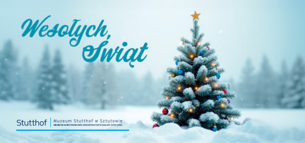 Zimowy, ośnieżony krajobraz z choinką ustawioną na środku obrazu. Drzewko udekorowane jest kolorowymi bombkami i światełkami, a na czubku znajduje się złota gwiazda. W tle widać rozmyte, ośnieżone świerki. W górnej części grafiki widnieje napis „Wesołych Świąt”, a na dole logo Muzeum Stutthof w Sztutowie