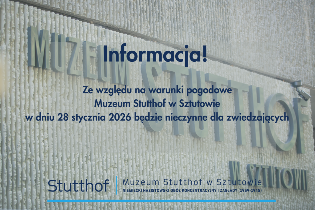 Grafika informacyjna na tle zbliżenia elewacji budynku z dużym napisem „Muzeum Stutthof”. Na środku tekst: „Informacja! Ze względu na warunki pogodowe Muzeum Stutthof w Sztutowie w dniu 28 stycznia 2026 będzie nieczynne dla zwiedzających”. Na dole logo i podpis: „Stutthof | Muzeum Stutthof w Sztutowie. Niemiecki nazistowski obóz koncentracyjny i zagłady (1939–1945)”.
