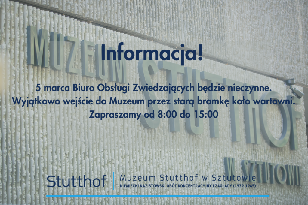 Grafika informacyjna Muzeum Stutthof w Sztutowie na tle elewacji budynku z dużym napisem „Muzeum Stutthof”. Na środku ciemnoniebieski tekst: „Informacja! 5 marca Biuro Obsługi Zwiedzających będzie nieczynne. Wyjątkowo wejście do Muzeum przez starą bramkę koło wartowni. Zapraszamy od 8:00 do 15:00”. Na dole logo i napis: „Stutthof | Muzeum Stutthof w Sztutowie. Niemiecki nazistowski obóz koncentracyjny i zagłady (1939–1945)”.