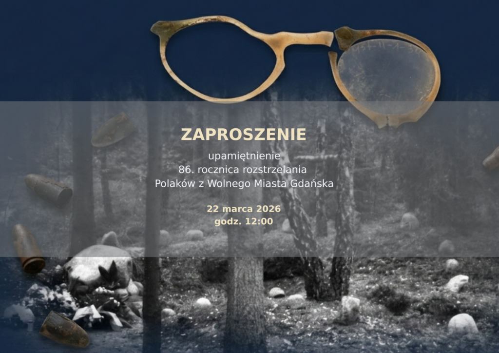 Zaproszenie na upamiętnienie 86. rocznicy rozstrzelania Polaków z Wolnego Miasta Gdańska. W tle widoczny jest ciemny, czarno-biały las z kamieniami rozsianymi na ziemi. Na górze umieszczono duże, stare okulary, a po bokach widoczne są łuski i fragmenty przedmiotów przypominających znaleziska historyczne. Na środku, na półprzezroczystym ciemnym pasie, znajduje się tekst: „Zaproszenie”, „upamiętnienie 86. rocznica rozstrzelania Polaków z Wolnego Miasta Gdańska”, a poniżej data i godzina: „22 marca 2026, godz. 12:00”. Całość utrzymana jest w ciemnej, refleksyjnej tonacji.