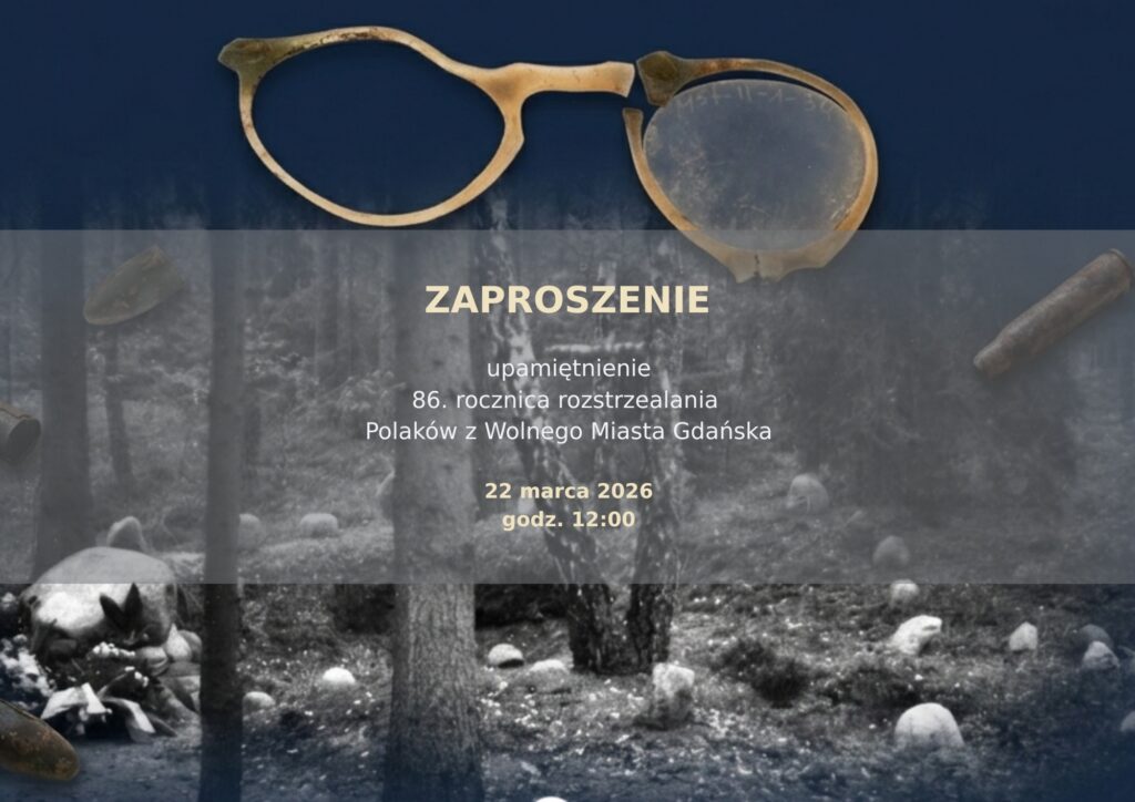 Zaproszenie na upamiętnienie 86. rocznicy rozstrzelania Polaków z Wolnego Miasta Gdańska. W tle widoczny jest ciemny, czarno-biały las z kamieniami rozsianymi na ziemi. Na górze umieszczono duże, stare okulary, a po bokach widoczne są łuski i fragmenty przedmiotów przypominających znaleziska historyczne. Na środku, na półprzezroczystym ciemnym pasie, znajduje się tekst: „Zaproszenie”, „upamiętnienie 86. rocznica rozstrzelania Polaków z Wolnego Miasta Gdańska”, a poniżej data i godzina: „22 marca 2026, godz. 12:00”. Całość utrzymana jest w ciemnej, refleksyjnej tonacji.