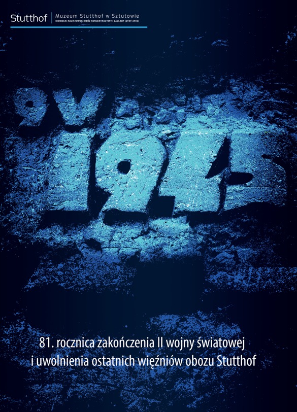 Grafika w ciemnogranatowej, chłodnej tonacji. W centrum widoczny jest duży, fakturowany napis „1945”, przypominający ślad na zniszczonej powierzchni. W lewym górnym rogu znajduje się logo Muzeum Stutthof w Sztutowie. Całość ma poważny, refleksyjny charakter nawiązujący do pamięci o ofiarach wojny i obozu Stutthof.